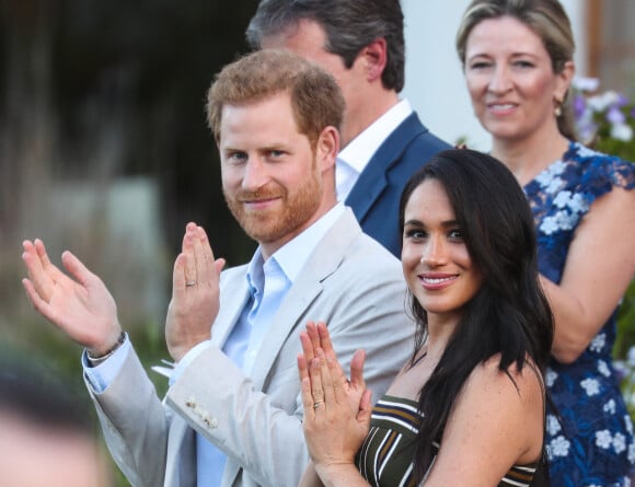 Le prince Harry, duc de Sussex, et Meghan Markle, duchesse de Sussex, lors d'une réception dans les jardins de la résidence du haut-commissaire britannique au Cap, Afrique du Sud, le 24 septembre 2019.