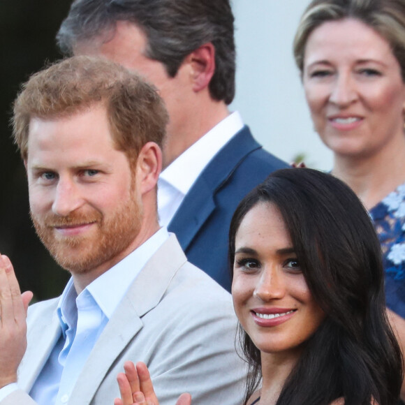 Le prince Harry, duc de Sussex, et Meghan Markle, duchesse de Sussex, lors d'une réception dans les jardins de la résidence du haut-commissaire britannique au Cap, Afrique du Sud, le 24 septembre 2019.