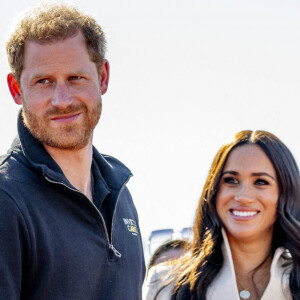 Le prince Harry et Meghan Markle assistent à la finale d'athlétisme, au deuxième jour des Invictus Games 2020 à La Haye, le 17 avril 2022.