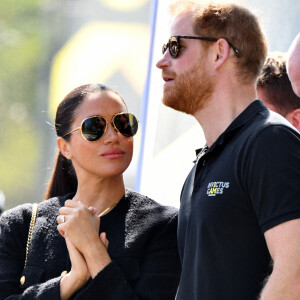 Le prince Harry et Meghan Markle lors du "Land Rover Challenge" au premier jour des Invictus Games 2020 à La Haye, le 16 avril 2022.