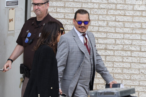 Johnny Depp sort du procès intenté contre son ex-femme, Amber Heard à Fairfax, Virginie, Etats-Unis, le 26 mai 2022.