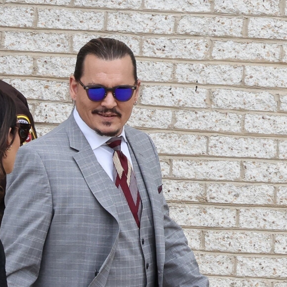 Johnny Depp sort du procès intenté contre son ex-femme, Amber Heard à Fairfax, Virginie, Etats-Unis, le 26 mai 2022.