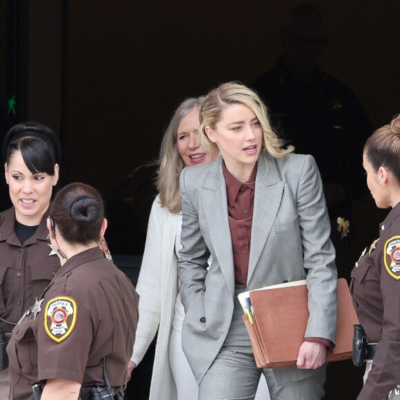 Amber Heard sort du tribunal lors de son procès intenté par son ex-mari Johnny Depp à Fairfax, Virginie, Etats-Unis, le 26 mai 2022.