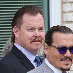 Johnny Depp retourne au tribunal après une pause cigarette lors du procès intenté contre son ex-femme, Amber Heard à Fairfax, Virginie, Etats-Unis, le 26 mai 2022.