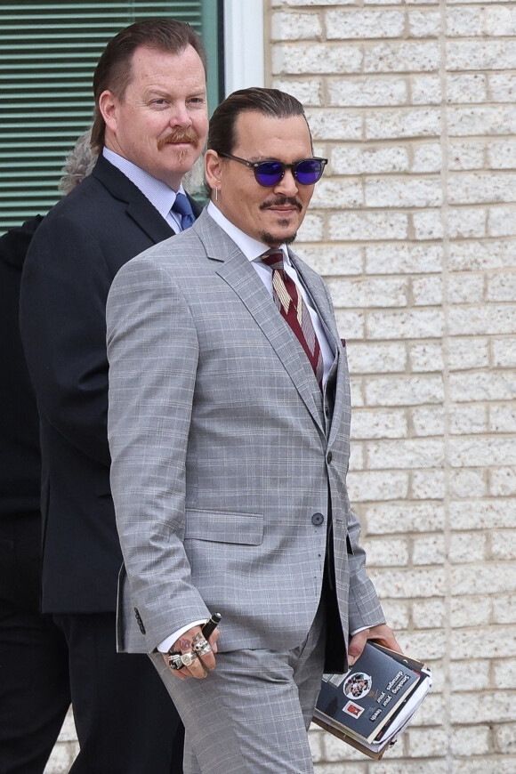 Johnny Depp retourne au tribunal après une pause cigarette lors du procès intenté contre son ex-femme, Amber Heard à Fairfax, Virginie, Etats-Unis, le 26 mai 2022.