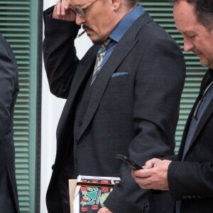 Johnny Depp quitte son procès en diffamation contre son ex-femme Amber Heard au tribunal de Fairfax le 25 mai 2022. 