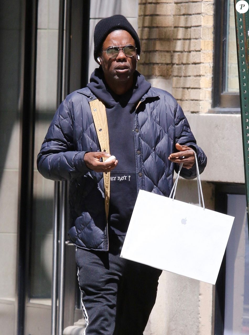Exclusif - Chris Rock a fait du shopping chez &quot;Apple&quot; à New York, le 9 mai 2022.
