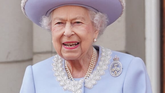 Jubilé de platine : Elizabeth II impeccable en bleu azur, elle fait une apparition remarquée auprès de son cousin !