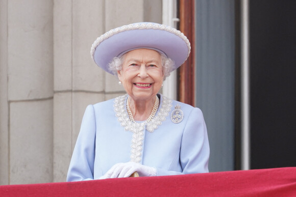 Elizabeth II - La famille royale au balcon lors de la parade militaire "Trooping the Colour" dans le cadre de la célébration du jubilé de platine de la reine Elizabeth II à Londres le 2 juin 2022.