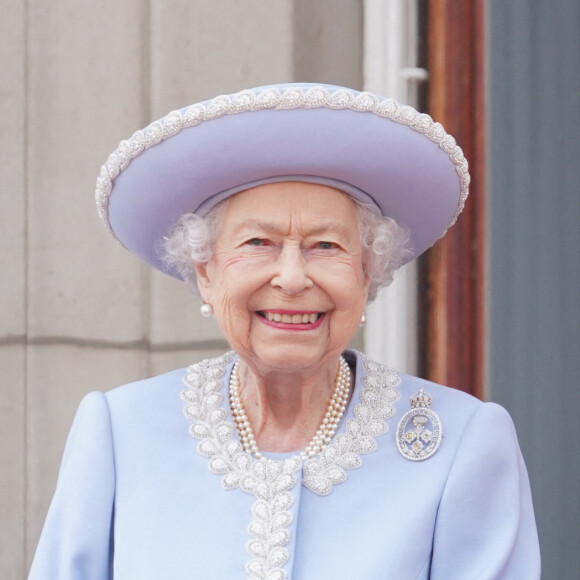 Elizabeth II - La famille royale au balcon lors de la parade militaire "Trooping the Colour" dans le cadre de la célébration du jubilé de platine de la reine Elizabeth II à Londres le 2 juin 2022.