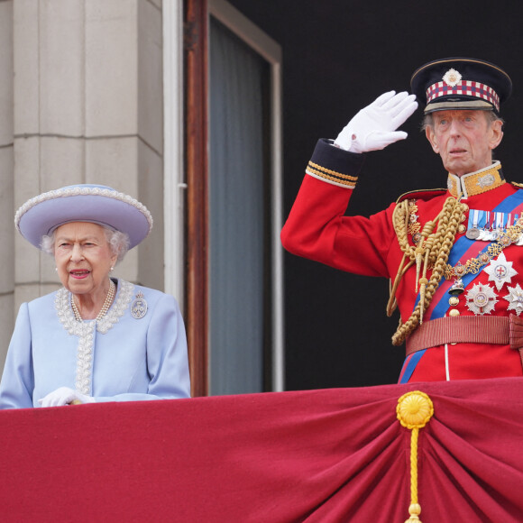 Le prince Edward, duc de Kent et Elizabeth II - La famille royale au balcon lors de la parade militaire "Trooping the Colour" dans le cadre de la célébration du jubilé de platine de la reine Elizabeth II à Londres.