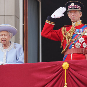 La reine Elizabeth II d'Angleterre, le prince Edward, duc de Kent - La famille royale au balcon lors de la parade militaire "Trooping the Colour" dans le cadre de la célébration du jubilé de platine de la reine Elizabeth II à Londres, le 2 juin 2022.