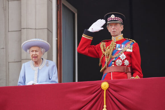 La reine Elizabeth II d'Angleterre, le prince Edward, duc de Kent - La famille royale au balcon lors de la parade militaire "Trooping the Colour" dans le cadre de la célébration du jubilé de platine de la reine Elizabeth II à Londres, le 2 juin 2022.