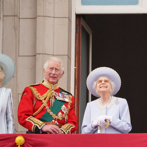 Camilla Parker Bowles, le prince Charles, la reine Elizabeth II d'Angleterre, le prince William et Kate Middleton, le prince George, la princesse Charlotte, le prince Louis - La famille royale salue la foule depuis le balcon du Palais de Buckingham. Londres, le 2 juin 2022.