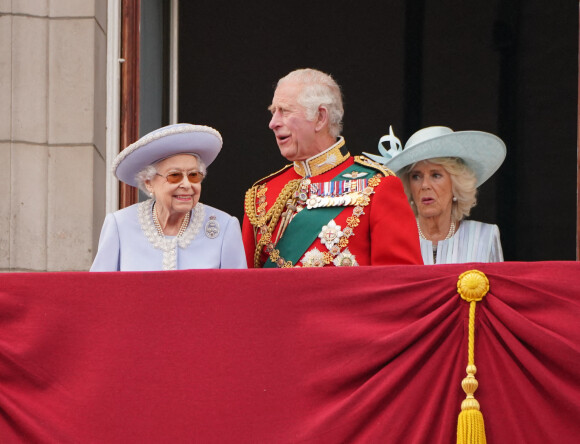 Camilla Parker Bowles, le prince Charles, la reine Elizabeth II - La famille royale salue la foule depuis le balcon du Palais de Buckingham. Londres, le 2 juin 2022.