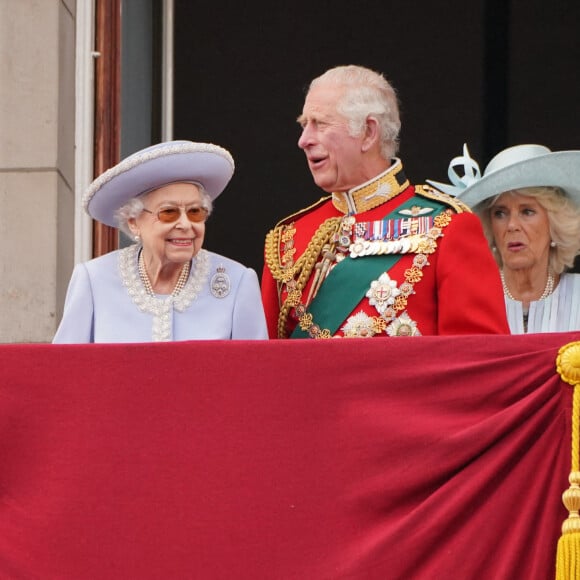 Camilla Parker Bowles, le prince Charles, la reine Elizabeth II - La famille royale salue la foule depuis le balcon du Palais de Buckingham. Londres, le 2 juin 2022.