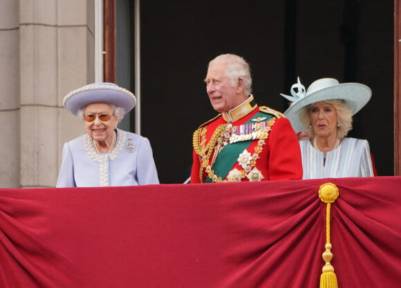 Camilla Parker Bowles, le prince Charles, la reine Elizabeth II d'Angleterre - La famille royale salue la foule depuis le balcon du Palais de Buckingham. Londres, le 2 juin 2022.