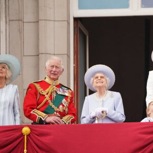 Camilla Parker Bowles, le prince Charles, la reine Elizabeth II, le prince William et Kate Middleton, le prince George, la princesse Charlotte, le prince Louis - La famille royale salue la foule depuis le balcon du Palais de Buckingham. Londres, le 2 juin 2022.