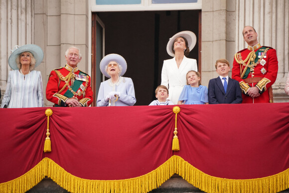 Camilla Parker Bowles, le prince Charles, la reine Elizabeth II, le prince William et Kate Middleton, le prince George, la princesse Charlotte, le prince Louis - La famille royale salue la foule depuis le balcon du Palais de Buckingham. Londres, le 2 juin 2022.