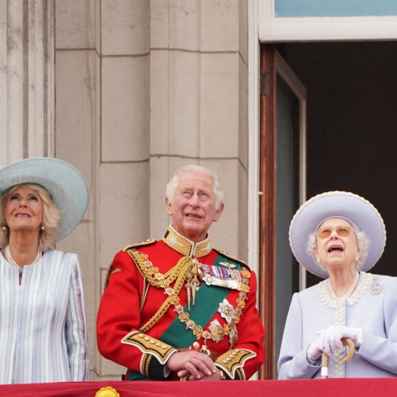 Camilla Parker Bowles, le prince Charles, la reine Elizabeth II, le prince William et Kate Middleton, le prince George, la princesse Charlotte, le prince Louis - La famille royale salue la foule depuis le balcon du Palais de Buckingham. Londres, le 2 juin 2022.