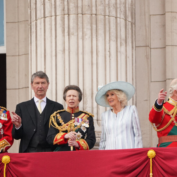 La princesse Anne, Timothy Laurence, Camilla Parker Bowles, le prince Charles, prince de Galles, la reine Elisabeth II d'Angleterre, le prince William, Kate Middleton, le prince George de Cambridge, la princesse Charlotte de Cambridge, le prince Louis de Cambridge, Sophie Rhys-Jones, James Mountbatten-Windsor, Louise Mountbatten-Windsor, le prince Edward - La famille royale salue la foule depuis le balcon du Palais de Buckingham. Londres, le 2 juin 2022.