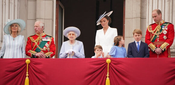 La reine Elizabeth II d'Angleterre, le prince William et Kate Middleton, le prince George, la princesse Charlotte, le prince Louis - La famille royale salue la foule depuis le balcon du Palais de Buckingham. Londres, le 2 juin 2022.