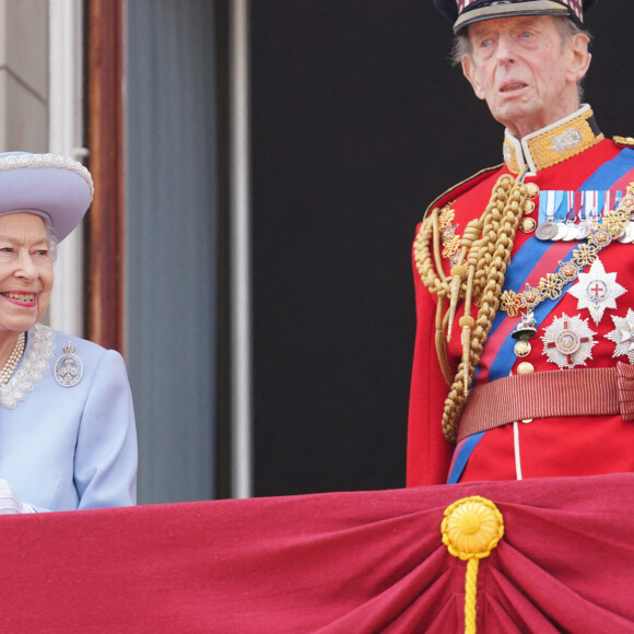 La reine Elizabeth II d'Angleterre, le duc de Kent - La famille royale salue la foule depuis le balcon du Palais de Buckingham. Londres, le 2 juin 2022.