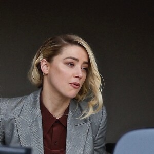 Amber Heard sort du tribunal lors de son procès intenté par son ex-mari Johnny Depp à Fairfax, Virginie, Etats-Unis, le 26 mai 2022. 