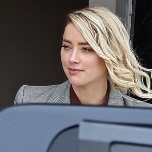 Amber Heard sort du tribunal lors de son procès intenté par son ex-mari Johnny Depp à Fairfax, Virginie, Etats-Unis, le 26 mai 2022. 