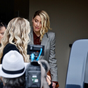 Amber Heard sort du tribunal lors de son procès intenté par son ex-mari Johnny Depp à Fairfax, Virginie, Etats-Unis, le 26 mai 2022. 