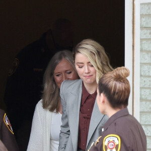 Amber Heard sort du tribunal lors de son procès intenté par son ex-mari Johnny Depp à Fairfax, Virginie, Etats-Unis, le 26 mai 2022. 