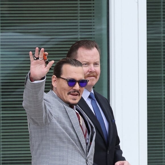 Johnny Depp retourne au tribunal après une pause cigarette lors du procès intenté contre son ex-femme, Amber Heard à Fairfax, Virginie, Etats-Unis, le 26 mai 2022. 