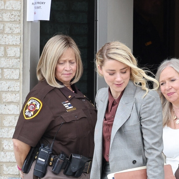 Amber Heard sort du tribunal lors de son procès intenté par son ex-mari Johnny Depp à Fairfax, Virginie, Etats-Unis, le 26 mai 2022. 