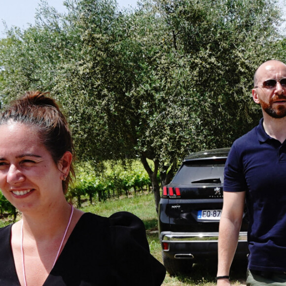 Eric Zemmour (candidat aux l'élections législatives dans le Var et président du parti politique Reconquête) et sa compagne Sarah Knafo assistent à un banquet provençal au Chateau Paradis Le Luc en Provence le 22 mai 2022