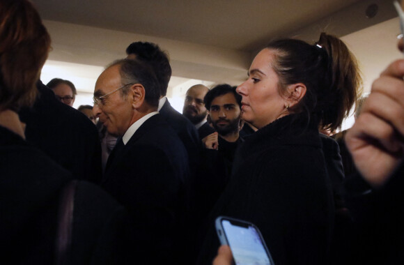 Sarah Knafo et Eric Zemmour - Le candidat à la présidence du parti d'extrême droite français "Reconquête!", Eric Zemmour lors de la remise des deux cartes adhérents la 100 000 et 100 001 à son QG à Paris, France, le 14 février 2022.