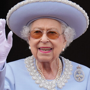 La reine Elisabeth II d'Angleterre - Les membres de la famille royale regardent le défilé Trooping the Colour depuis un balcon du palais de Buckingham à Londres lors des célébrations du jubilé de platine de la reine le 2 juin 2022. 