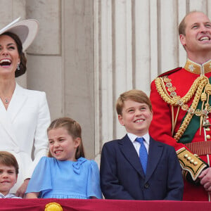 Catherine Kate Middleton, duchesse de Cambridge, le prince William, duc de Cambridge et leurs enfants, le prince Louis, le prince George et la princesse Charlotte - Les membres de la famille royale regardent le défilé Trooping the Colour depuis un balcon du palais de Buckingham à Londres lors des célébrations du jubilé de platine de la reine le 2 juin 2022. 