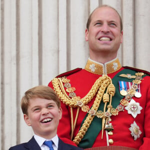 Le prince George et le prince William, duc de Cambridge - Les membres de la famille royale regardent le défilé Trooping the Colour depuis un balcon du palais de Buckingham à Londres lors des célébrations du jubilé de platine de la reine le 2 juin 2022. 