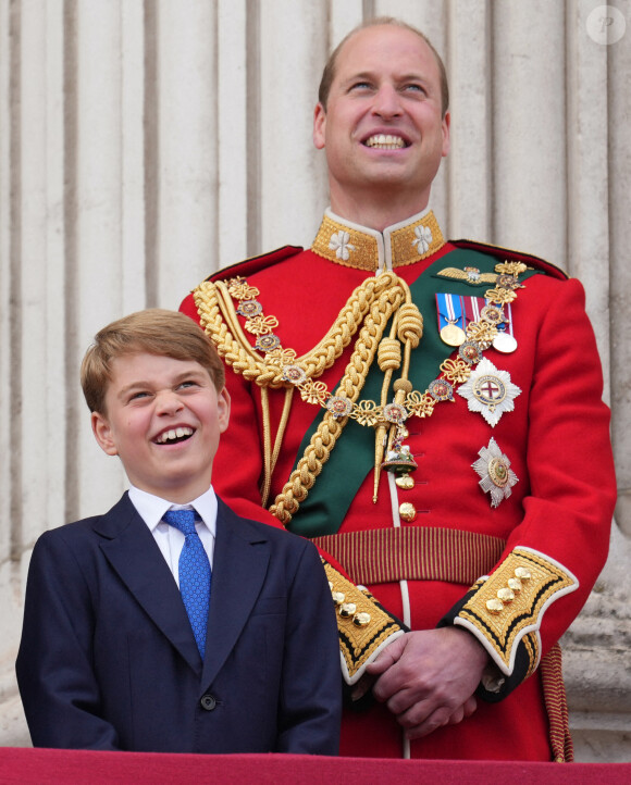 Le prince George et le prince William, duc de Cambridge - Les membres de la famille royale regardent le défilé Trooping the Colour depuis un balcon du palais de Buckingham à Londres lors des célébrations du jubilé de platine de la reine le 2 juin 2022. 
