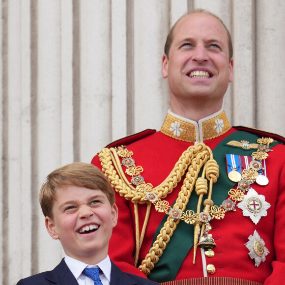 Le prince George et le prince William, duc de Cambridge - Les membres de la famille royale regardent le défilé Trooping the Colour depuis un balcon du palais de Buckingham à Londres lors des célébrations du jubilé de platine de la reine le 2 juin 2022. 