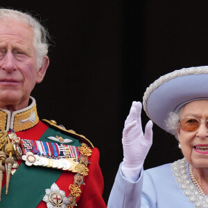 Le prince Charles, prince de Galles et sa mère La reine Elisabeth II d'Angleterre - Les membres de la famille royale regardent le défilé Trooping the Colour depuis un balcon du palais de Buckingham à Londres lors des célébrations du jubilé de platine de la reine le 2 juin 2022. 