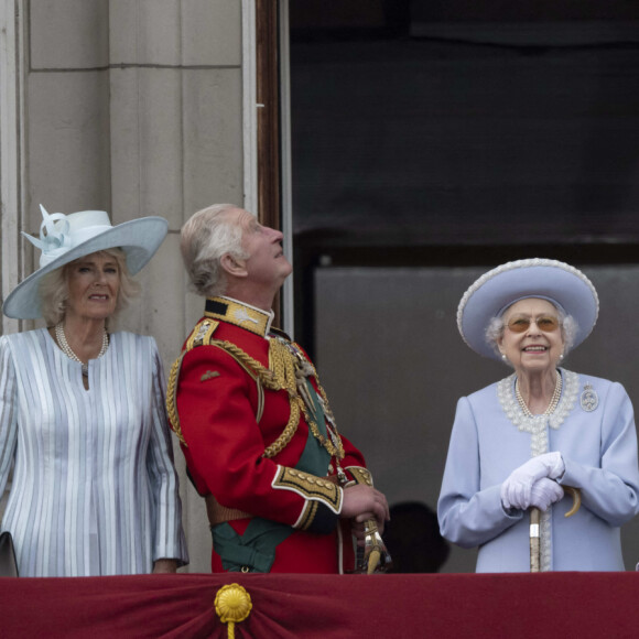 Camilla Parker Bowles, duchesse de Cornouailles, le prince Charles, prince de Galles, la reine Elisabeth II d'Angleterre, le prince William, duc de Cambridge, et Catherine (Kate) Middleton, duchesse de Cambridge, le prince George de Cambridge, la princesse Charlotte de Cambridge, le prince Louis de Cambridge - Les membres de la famille royale saluent la foule depuis le balcon du Palais de Buckingham, lors de la parade militaire "Trooping the Colour" dans le cadre de la célébration du jubilé de platine (70 ans de règne) de la reine Elizabeth II à Londres, le 2 juin 2022. © Avalon/Panoramic/Bestimage 