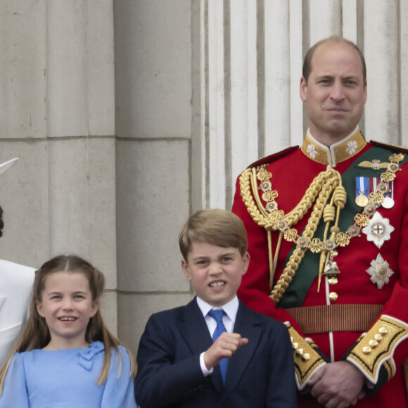 La reine Elisabeth II d'Angleterre, le prince William, duc de Cambridge, et Catherine (Kate) Middleton, duchesse de Cambridge, le prince George de Cambridge, la princesse Charlotte de Cambridge, le prince Louis de Cambridge - Les membres de la famille royale saluent la foule depuis le balcon du Palais de Buckingham, lors de la parade militaire "Trooping the Colour" dans le cadre de la célébration du jubilé de platine (70 ans de règne) de la reine Elizabeth II à Londres, le 2 juin 2022. © Avalon/Panoramic/Bestimage 