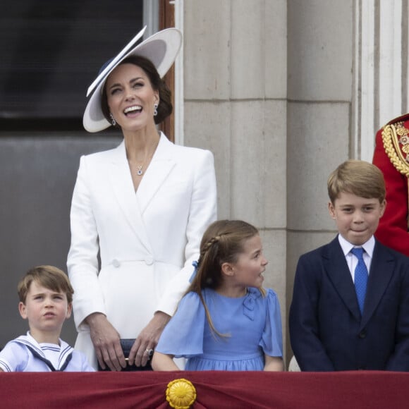 Catherine (Kate) Middleton, duchesse de Cambridge, le prince Louis de Cambridge, la princesse Charlotte de Cambridge, le prince George de Cambridge et le prince William, duc de Cambridge, - Les membres de la famille royale saluent la foule depuis le balcon du Palais de Buckingham, lors de la parade militaire "Trooping the Colour" dans le cadre de la célébration du jubilé de platine (70 ans de règne) de la reine Elizabeth II à Londres, le 2 juin 2022. © Avalon/Panoramic/Bestimage 