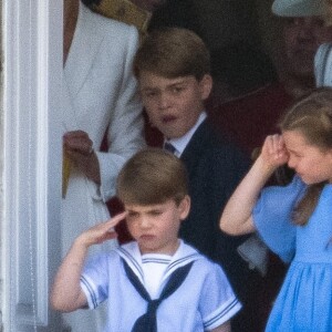 Le prince George de Cambridge, Le prince Louis de Cambridge, La princesse Charlotte de Cambridge et Camilla Parker Bowles, duchesse de Cornouailles, - Les membres de la famille royale saluent la foule depuis le balcon du Palais de Buckingham, lors de la parade militaire "Trooping the Colour" dans le cadre de la célébration du jubilé de platine (70 ans de règne) de la reine Elizabeth II à Londres, Royaume Uni, le 2 juin 2022. 