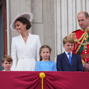 La reine Elisabeth II d'Angleterre, Catherine Kate Middleton, duchesse de Cambridge, le prince William, duc de Cambridge, le prince Louis, la princesse Charlotte et le prince George - Les membres de la famille royale regardent le défilé Trooping the Colour depuis un balcon du palais de Buckingham à Londres lors des célébrations du jubilé de platine de la reine le 2 juin 2022. 