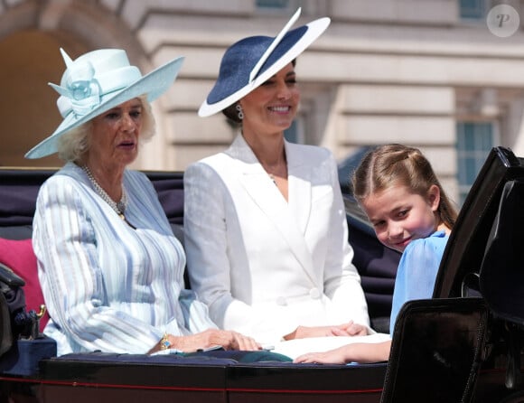 Camilla Parker Bowles, duchesse de Cornouailles, Catherine Kate Middleton, duchesse de Cambridge et la princesse Charlotte - Les membres de la famille royale regardent le défilé Trooping the Colour depuis un balcon du palais de Buckingham à Londres lors des célébrations du jubilé de platine de la reine le 2 juin 2022. 