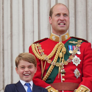 Le prince William, duc de Cambridge et son fils le prince George - Les membres de la famille royale regardent le défilé Trooping the Colour depuis un balcon du palais de Buckingham à Londres lors des célébrations du jubilé de platine de la reine le 2 juin 2022. 