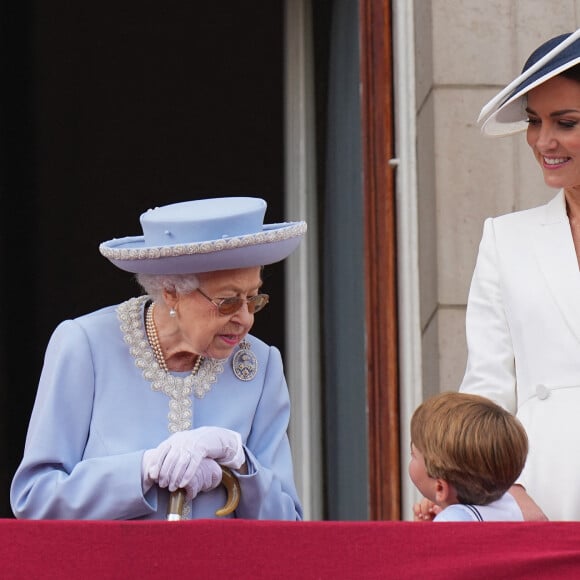 La reine Elisabeth II d'Angleterre, Catherine Kate Middleton, duchesse de Cambridge, le prince Louis et la princesse Charlotte - Les membres de la famille royale regardent le défilé Trooping the Colour depuis un balcon du palais de Buckingham à Londres lors des célébrations du jubilé de platine de la reine le 2 juin 2022. 