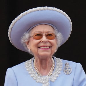 Le prince Charles, prince de Galles et sa mère La reine Elisabeth II d'Angleterre - Les membres de la famille royale regardent le défilé Trooping the Colour depuis un balcon du palais de Buckingham à Londres lors des célébrations du jubilé de platine de la reine. 